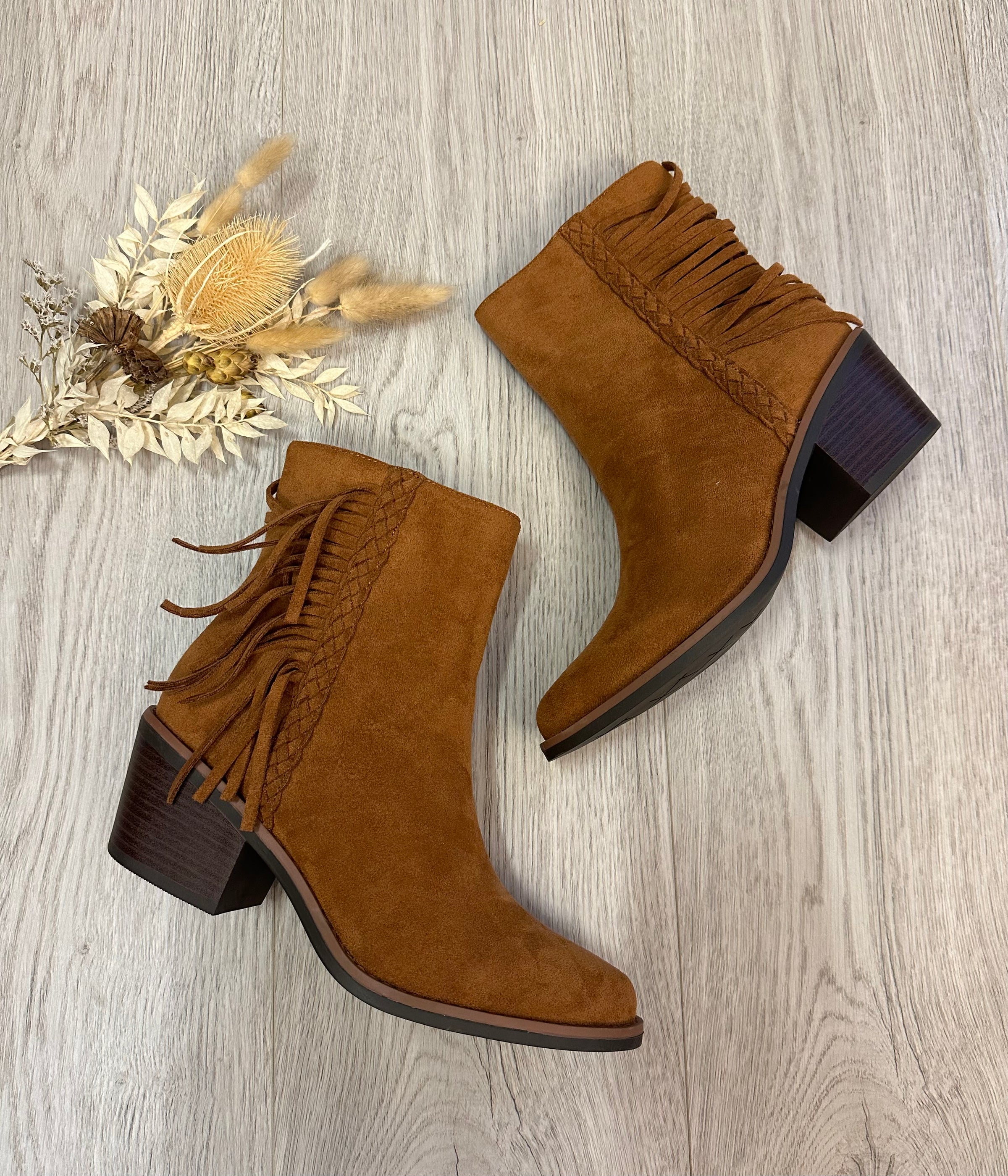 Evie Cowboy Boots In Camel