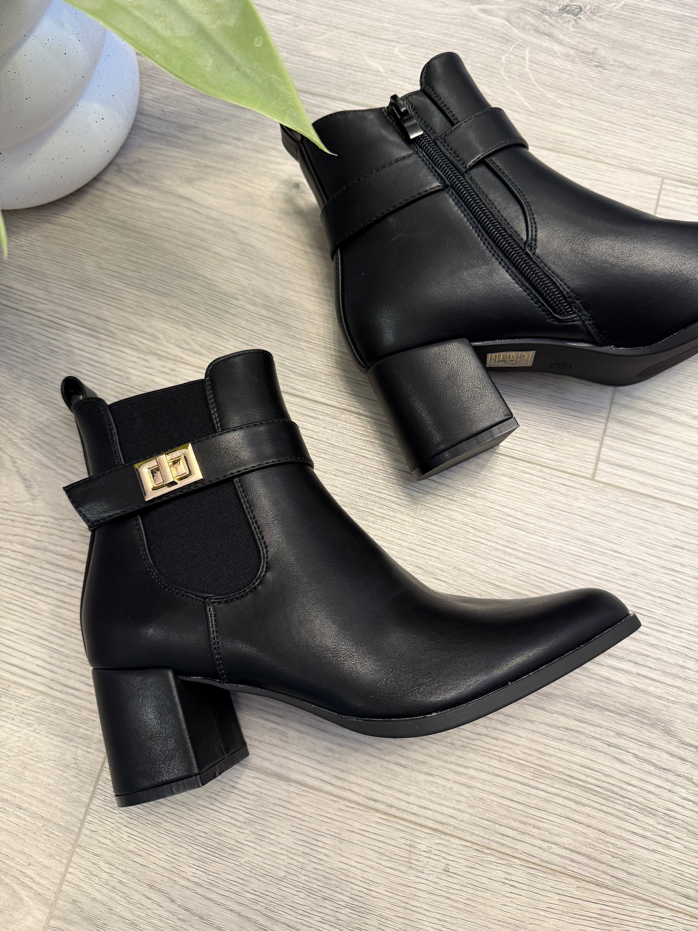 Bailey Ankle Boots In Black