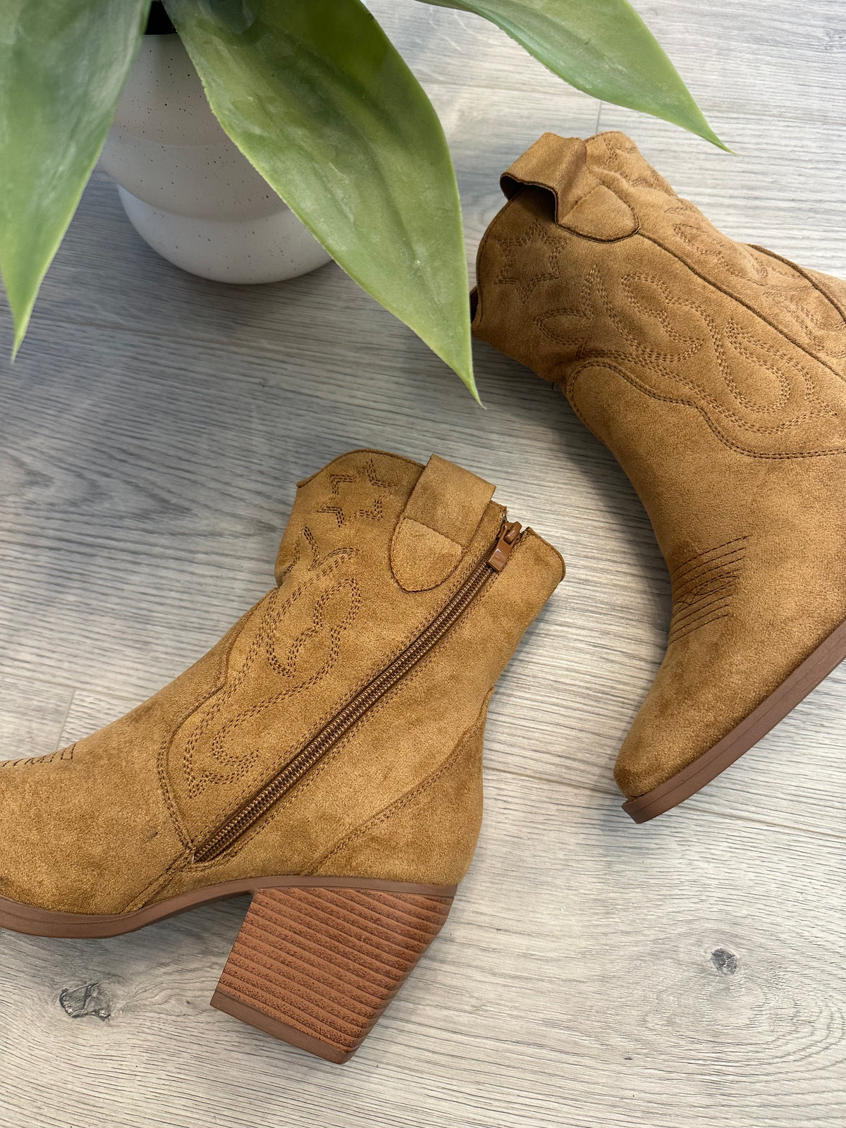 Cody Cowboy Western Ankle Boots In Tan