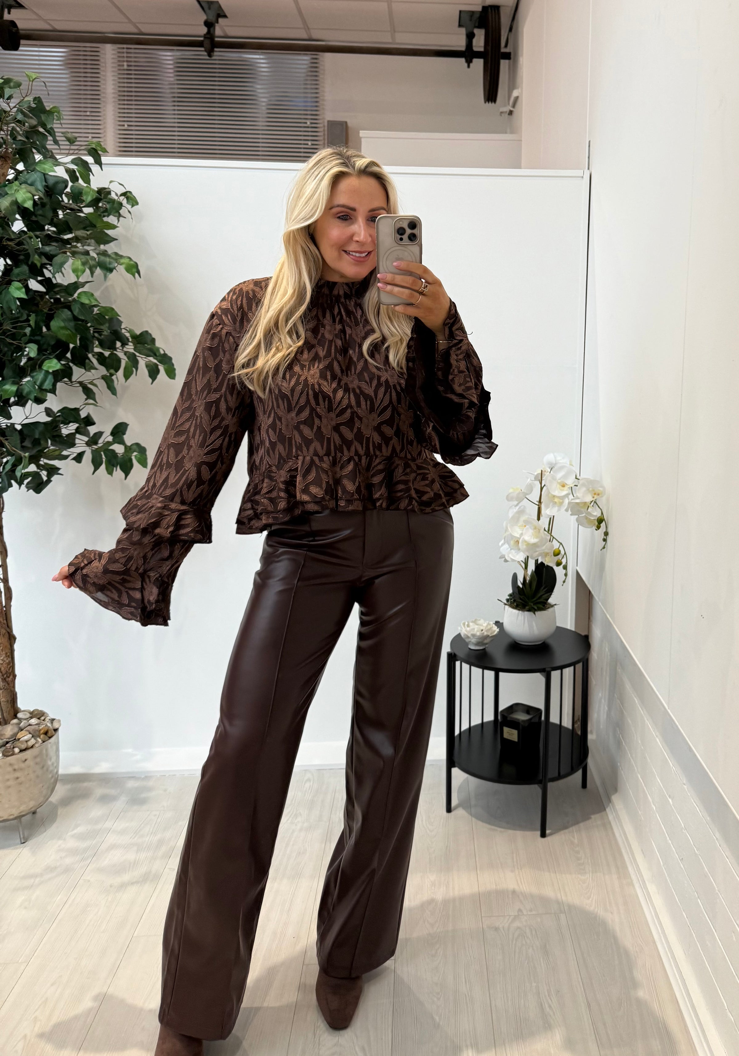 Flo Floral Ruffle Top In Chocolate