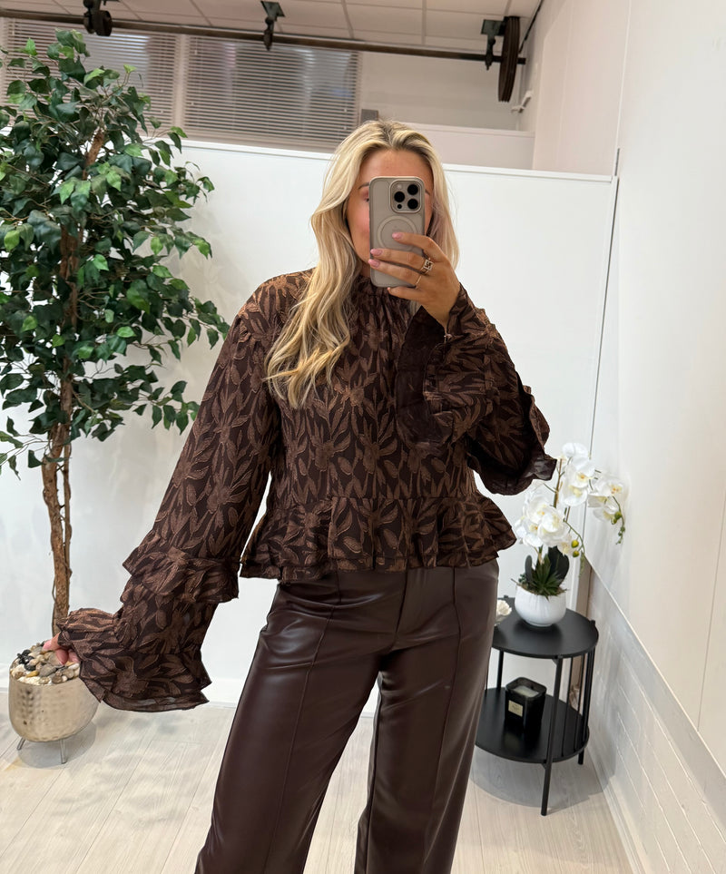 Flo Floral Ruffle Top In Chocolate