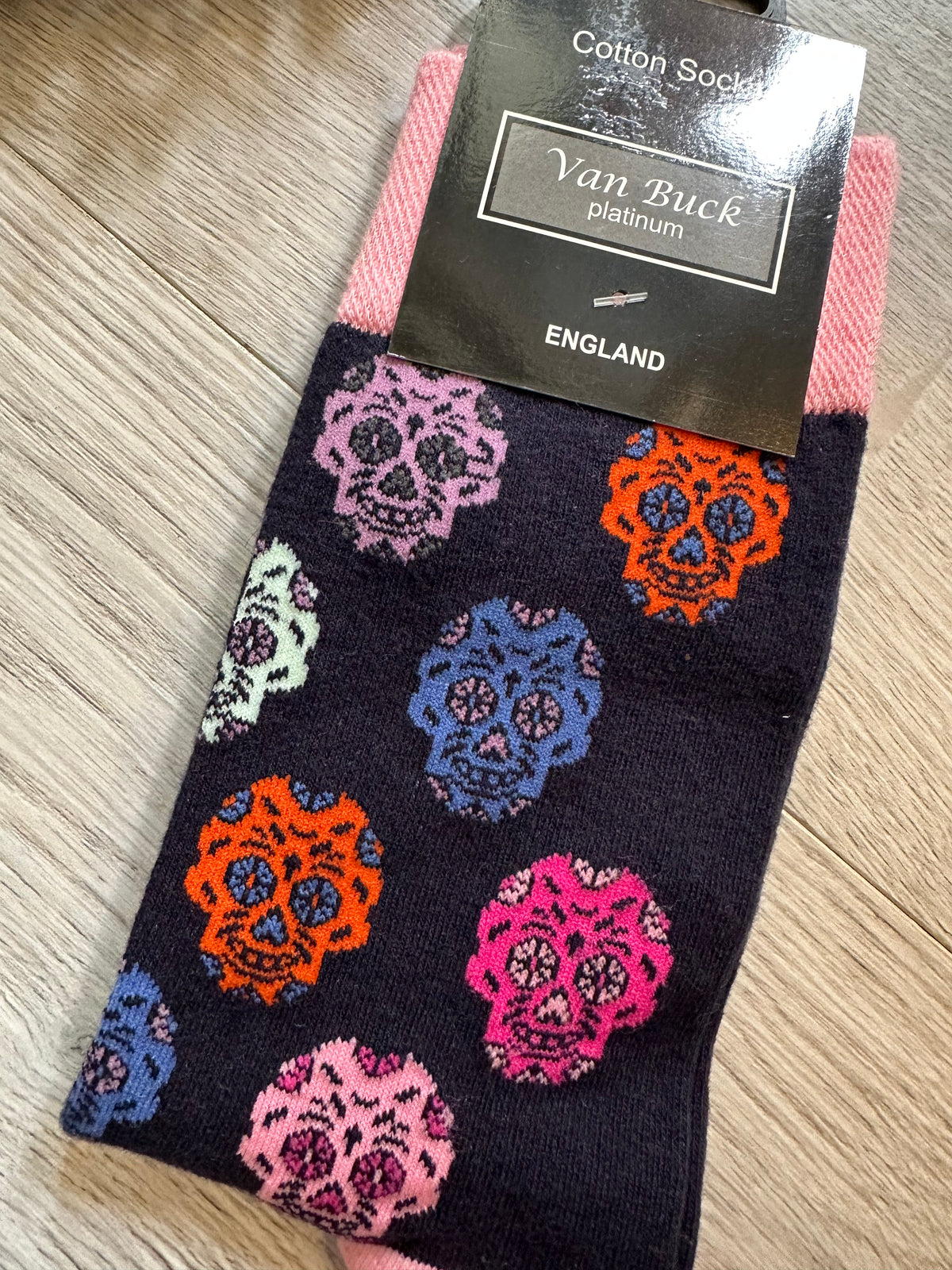 Van Buck Skull Socks In Navy/Pink