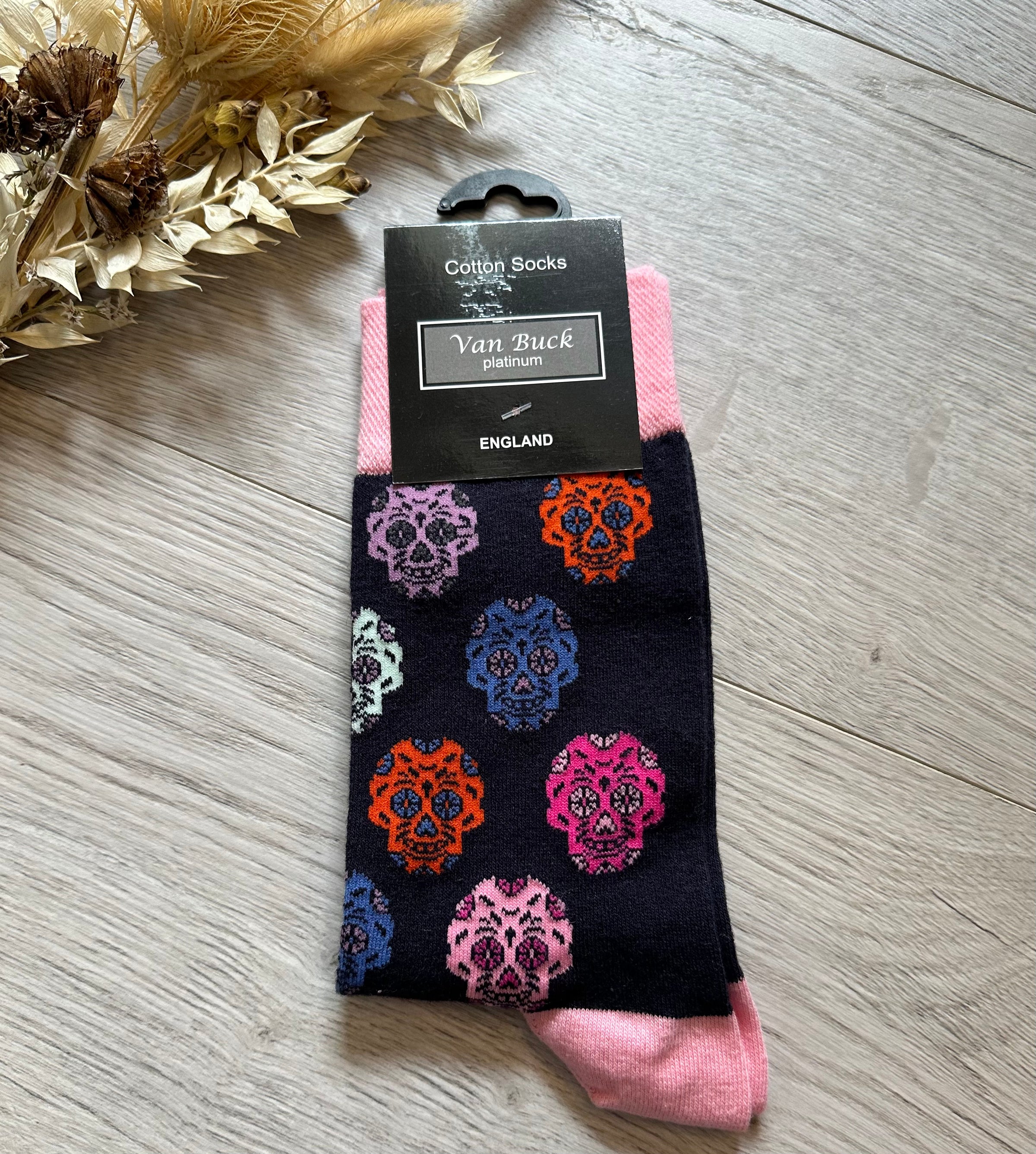 Van Buck Skull Socks In Navy/Pink